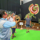 Una persona se fotografía delante de uno de los dinosaurios de la Feria.-R. GRÁFICO: MIGUEL ÁNGEL SANTOS