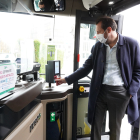 Óscar Puente prueba el nuevo sistema de pago mediante la aplicación móvil Auvasa Pay. | E.M.