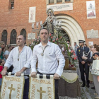 El público aplaude a la imagen de la Virgen del Carmen, ayer, a la salida de su iglesia titular.-Miguel Ángel Santos