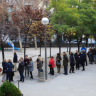 Largas colas en las puertas-