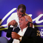 El presidente de Ecuador, Rafael Correa, besa a su candidato, Lenin Moreno, en Quito.-MARIANA BAZO