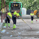 Los trabajadores del servicio de limpieza realizan labores en Las Moreras.-PABLO REQUEJO / PHOTOGENIC
