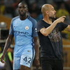 Touré Yaya y Guardiola, en un amistoso que jugó el City ante el Dortmund en China esta pretemporada.-BOBBY YIP