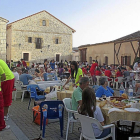 Merienda de hermandad en la Plaza Mayor, que tiene lugar durante las fiestas de Quintanilla de Onésimo.-El Mundo
