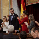 Felipe VI recibe aplausos tras su discurso en el Congreso.-EFE / KIKO HUESCA