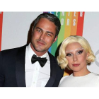 Lady Gaga con su prometido, el actor y modelo Taylor Kinney.-AP