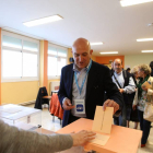 El secretario general del PP de Valladolid, Jesús Julio Carnero, ejerce su derecho al voto-ICAL