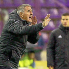 Paco Herrera da órdenes desde la banda durante el partido contra el Sevilla Atlético.-J.M.LOSTAU
