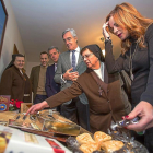 Una sorprendida Silvia Clemente observa ayer los dulces preparados por las Madres Clarisas de la capital abulense.-ICAL