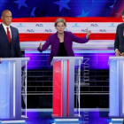 Elizabeth Warren, junto a Cory Booker y Beto ORourke, durante el primer debate de las primarias demócratas.-X90033
