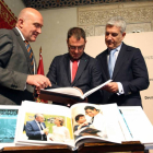 Carnero, Torres y Ranera presentaron en la Diputación 'El arte de informar'-Ical