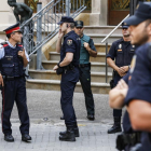 Agentes de la Policía Nacional, la Guardia Civil, los Mossos dEsquadra, ante la Delegación del Gobierno, el 25 de septiembre del 2017.-EL PERIÓDICO
