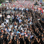 Kemal Kilicdaroglu, en el centro de la imagen, custodiado por la policía, camina el último kilómetro de la marcha con un letrero con la palabra "Justicia" escrita en turco.-EFE / ERDEM SAHIN