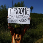 Un aficionado bromea sobre el incidente de Ventoux, durante la etapa de este sábado.-AP / PETER DEJONG