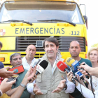 El consejero de Fomento y Medio Ambiente, Suárez-Quiñones, en su visita al centro de control del incendio.-ICAL