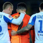 Taison arropado por los jugadores del Dinamo de Kiev al ser-INSTAGRAM