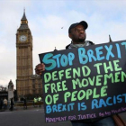 Un manifestante con una pancarta en contra del 'brexit', en Londres.-AFP / DANIEL LEAL-OLIVAS