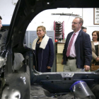 La vicepresidenta y consejera de Empleo, Rosa Valdeón, y el consejero de Educación, Fernando Rey, durante su visita las instalaciones del Centro Integrado de Formación Profesional ‘Juan de Herrera’-ICAL