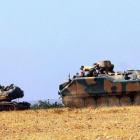 Un tanque y un vehículo blindado estacionados cerca de Karkamis, en Turquía, este martes.-AP