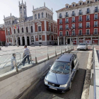 Dos vehículos entran ayer al parking subterráneo situado en la plaza Mayor de Valladolid.-Pablo Requejo
