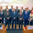 Asistentes a la jornada de Icamcyl en León, entre los que figuran el alcalde, en el centro, y el presidente de la Diputación, tercero por la derecha.-ICAL