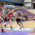 Davichu encara a un rival del Granada.-J.C. C.