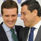 Pablo Casado y Juanma Moreno, en la reunión del comité ejecutivo nacional del PP este lunes en Madrid.-JOSÉ LUIS ROCA