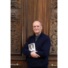 El escritor vallisoletano Gustavo Martín Garzo con su última novele ‘La ofrenda’.-ICAL