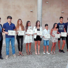 Los alumnos premiados, con sus diplomas, ayer en el patio de las Casas del Tratado de Tordesillas.-EL MUNDO