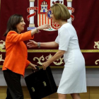 María Dolores de Cospedal entrega la cartera de Defensa a Margarita Robles.-EFE