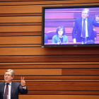 El procurador popular José Manuel Fernández Santiago durante su intervención en la segunda sesión del Pleno de las Cortes en el que se aprueba el proyecto de Presupuestos Generales de la Comunidad para 2016-Ical