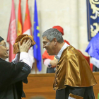 Momento en el que el rector de la Universidad de Valladolid, Daniel Miguel, impone el bierrete de Doctor a José Vicente de los Mozos, director de Fabricación y Logística de Renault en Europa.-ICAL