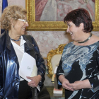 La alcaldesa de Segovia, Clara Luquero, recibe a la regidora de Madrid, Manuela Carmena, con motivo de su participación en el V Ciclo de Conferencias 'Valores y Sociedad'-ICAL