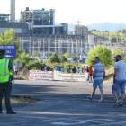 Mineros de la Astur Leonesa cortan el acceso a la central de Compostilla en Cubillos del Sil (León).-ICAL