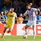 Borja se lleva el balón ante la presencia de Pedraza en el partido frente al Villarreal.-PHOTO-DEPORTE