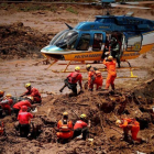 Bomberos rescatan a víctimas tras la ruptura de una presa minera, en Brumadinho (Brasil).-ANTONIO LACERDA (EFE)