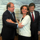 El presidente de la Junta, Juan Vicente Herrera, saluda a la ministra de Transición Energética, Teresa Ribera.-ICAL