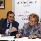 El consejero de Sanidad, Antonio María Sáez, firma un convenio de colaboración para la donación de cerebros con la presidenta de la Asociación de Familiares de Enfermos de Alzheimer de León, Mercedes García-Ical