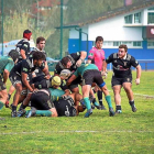 Coronado carga contra la defensa del Uribealdea.-CARMELO MELERO