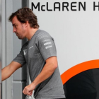 Fernando Alonso entra en las oficinas de McLaren, en Sepang (Malasia)-EFE / DIEGO AZUBEL