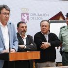 Juan Martínez Majo y el alcalde de Hospital de Órbigo, Enrique Busto, presentan las Justas Medievales del Passo Honroso.-ICAL