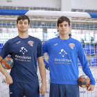 Miguel (izquierda) y Álvaro Martínez Lobato posan antes de un partido del Atlético Valladolid.-D. V.