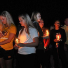 Amigos, compañeros de equipo, estudiantes y profesores asiste a una vgilia en recuerdo de Celia Barquín, en el campus de la universidad de Iowa-STEVE POPE (EFE)