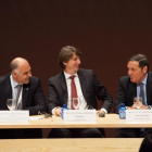El consejero de Sanidad, Antonio María Sáez, inaugura el XI Congreso Farmacéutico de Castilla y León. En la imagen, el alcalde de Soria, Carlos Martínez (C) y el presidente del Colegio de Farmacéuticos de la region, Antonio Carrasco (I).-Ical