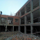 Trabajos de demolición y rehabilitación en el antiguo instituto de Alaejos para construir una residencia.-A.A.