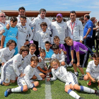 Los benjamines del RealMadrid, vigentes campeones, posan con el torneo en la edición del pasado año.-MONTSE ÁLVAREZ