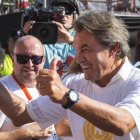 Artur Mas levanta los pulgares, en primera fila, en la manifestación del pasado 11 de septiembre en Barcelona.-JORDI COTRINA