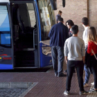 Un grupo de pasajeros esperan en una dársena de la estación de autobuses de Soria.-MARIO TEJEDOR