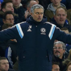José Mourinho gesticula durante un partido contra el Liverpool en Stamford Bridge.-Foto: REUTERS / EDDIE KEOGH