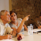 Villarejo y Colau hablan durante la presentación ante la prensa de la querella contra Pujol.-Foto: ALBERT BERTRAN